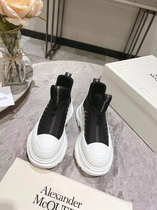 👟👟Ex-factory price 600👟👟 Men's size +10 2023 McQueen classic hot style, top version! ALEXANDERAIexanderMcQUEEN✅ has been certified. The latest 2023 counters will be launched at the same time, international T stage catwalk models. 💯Purchased from top ZP, the original version is 1:1 customized, perfectly reproduced, embellished with waterproof zippers on off-road inspired clothing, with imported anti-wear super soft sock cuffs, 3D glue bright strips, excellent comfort, outsole: original TPU double-layer combination outsole. Fabric: Imported silk cow leather Lining: Imported super soft Lycra/space cloth Foot pads: Imported silk sheepskin Size: 35-40 for women, 39-45 for men. Color: all black, black and white, all white, (add 10 for men’s model)